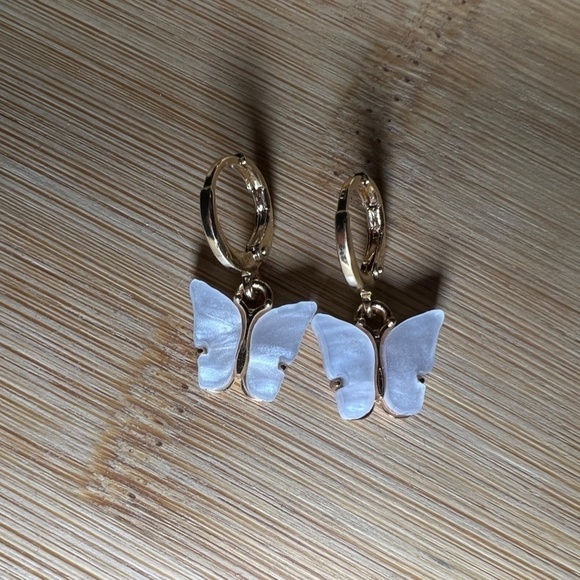 SALE💚 any 3 for $18 💚
 Hoop Huggie Butterfly Earrings White Gold  NWT - Picture 2 of 3